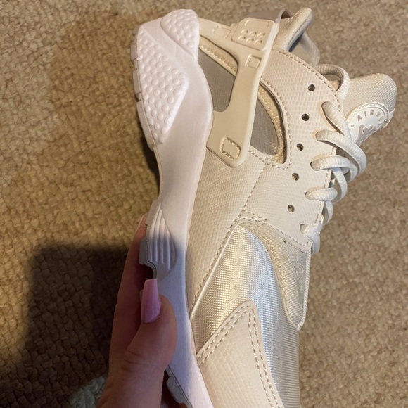 Women’s Nike Huaraches. Size 6.5. Cream/off white. - Picture 5 of 8